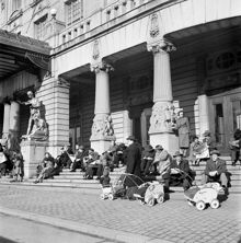 Nybroplan, Dramaten, trappan. Folk sitter och solar
