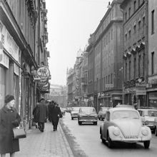 Drottninggatan söderut. Till höger Elefanten, därefter kv. Björnen