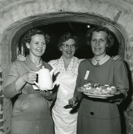 Svartvitt fotografi på Eivor Sandberg, Ruth Hansson och Gunhild Bensing.