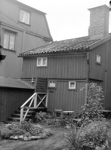 Östra Varvsgatan 1, kv. Bergsklippan. Djurgårdens hembygdsförenings hus från gården