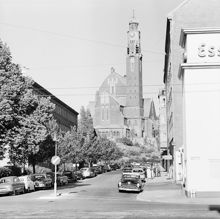 Kungstensgatan från Birger Jarlsgatan. Engelbrektskyrkan i fonden
