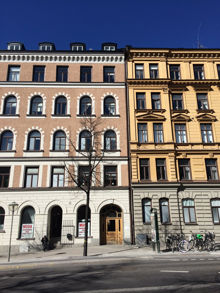 Litterär skylt: Citat ur Anne-Madeleine Gelottes barnbok Tyra i 10:an Odengatan
