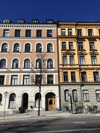 Ann-Madeleine Gelottes litterära skylt vid Odengatan 10.