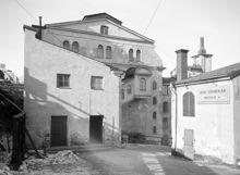 Kv. Lohiska Bruket från öster. Husen låg mellan Söder Mälarstrand och Brännkyrkagatan, kvarteret revs 1954. Härunder ligger nu Södertunneln