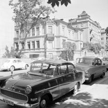 Villagatan 3 och 5-7 i bakgrunden
