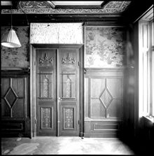 Östermalmsgatan 39, Bernadotteska huset. Panel och tapet i matsalen 1tr