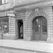 Antikviteter B. Christianson och portalen till Jungfrugatan 23