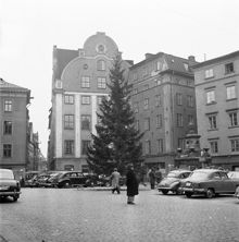 Vy mot Stortorget 3-5. Julgranen på plats