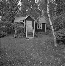 Stä 3931. Viltorpsvägen 68 - 70. Från söder. Exteriör av mindre hus av trä