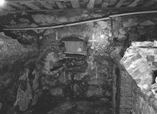 Foto på murade väggar och valv fotograferade vid en arkeologisk undersökning i Storkyrkobrinken