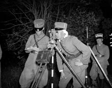 Militärer tittar i kikarsikte