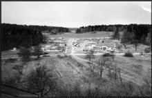 Från taket av Stora Ängby Gård västerut mot Hedebyvägen i Ängby småstugeområde som är under byggnad