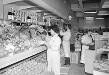 Vällingby Centrum, dagen innan invigningen. Interiör från en butik där varor (frukt och grönt) läggs upp