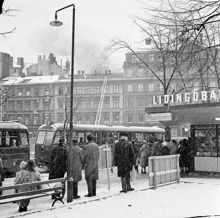 Släckningsarbete på taket till Arvid Nordquist HAB, Biblioteksgatan 27