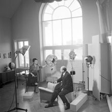 Fotograf Anna Riwkin-Brick i sin ateljé med Taro Gadelius