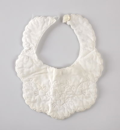 Spädbarnshaklapp i vit bomull. 