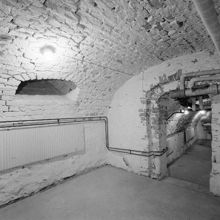 Bastugatan, norra huset över gården. Förråd 111 mot 112