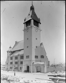 Matteus kyrka i hörnet av Vanadisvägen och Dalagatan vintertid