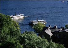 Djurgårdsfärjorna Djurgården 6 och Djurgården 2 utanför Skeppsholmen