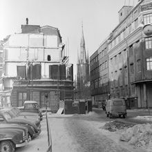 Rivning av kv. Snäckan. Klara Västra Kyrkogata norrut från Tegelbacken med Karduansmakargatan t.h. Klara kyrka i fonden. Nuv. Tegelbacken 6 är platsen för Sheraton Hotell