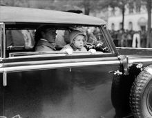 Arvprins Gustaf Adolf och prinsessan Margaretha i en bil