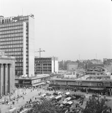 Utsikt över Hötorget mot söder, mot Hötorgshallen och byggandet av det andra hötorgshuset