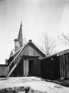 Gårdssidan av Bergsprängargränd 1. Vy österut med Sofia kyrkas torn i fonden. Nu kv. Flintan
