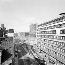 Hamngatan västerut mot blivande Sergels Torg. Rivet är Hamngatan 24-28 före korsningen med Malmskillnadsgatan.  5:e höghuset under byggnation i fonden