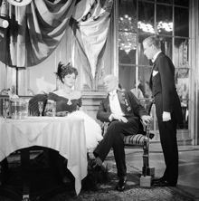 Södra Blasieholmshamnen 8, Grand Hotel. Filminspelning i Spegelsalen, filmen ""Jag är eld och luft"". Fr. v. Viveca Lindfors, Anders Henrikson (även regissör) och Hasse Ekman