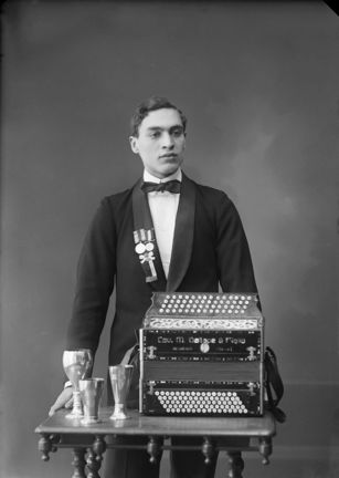 Porträtt av Domenico Jaconelli med utmärkelser och dragspel.
