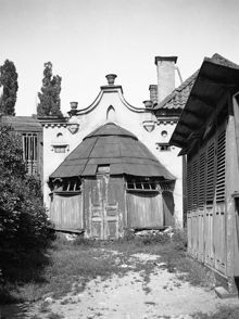 Tjärhovsgatan 3. Gårdssidan med utbyggnad och dass
