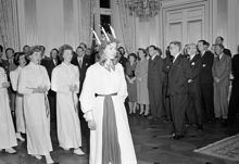 Gustav Adolfs Torg 1, Utrikesdepartementet. Luciatåg med lucian Monica Johnson i konferensrummet i Arvfurstens palats. T. h. på bilden ser vi utrikesminister Östen Undén