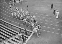 Stadion. Löpare i Stadsloppet på väg ut från Stadion