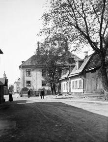 Lilla Allmänna Gränd norrut från Östra Varvsgatan. På höger sida ligger Lilla Allmänna Gränd 11 och 9 (Apoteket Wasen). Dåvarande kv. Trädgården, senare kv. Masten
