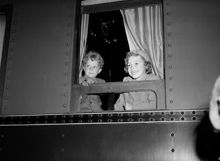 Centralstationen. Kungafamiljen reser till Solliden. Kronprins Carl Gustav och prinsessan Christina tittar ut genom ett tågfönster