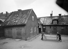 Fatbursgatan 36. Två pojkar spelar bordtennis på gården