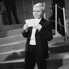 Cirkus. TV-tävlingen ""Kvitt eller dubbelt"". Ulf Hannerz med sin storvinst, en check på 10 000 kronor, som han vunnit för sina kunskaper om ""tropiska akvariefiskar"".
