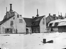 Gårdsidan vid Brännkyrkagatan 121, 119 och 117. Tomtens södra del försvann när Hornsgatan sprängdes fram genom Mullberget åren efter 1900