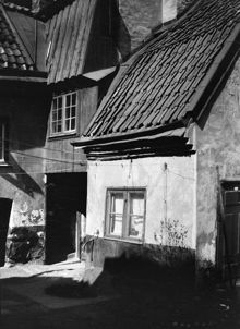 Saltmätargatan 15, gården. I sockeln t. v. om fönstret finns en vattenkran