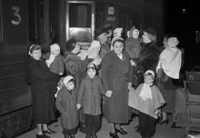 Centralstationen i Stockholm. Nio tyska och österrikiska ensamstående barn under 6 år kom på torsdagskvällen den 6 mars 1952 till Stockholm. De omhändertogs av Rädda Barnen för att sedan adopteras av svenska familjer. I bildens mitt den tyska vårdarinnan Elli Schulz