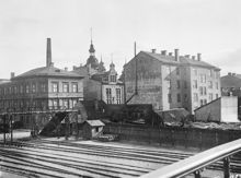 Utsikt från bron över Östra Järnvägsgatan mot Gamla Kungsholmsbrogatan i sydväst. Husen revs 1904. Dåv. kv. Karpen och Braxen, senare Centralbangården och nuv. kv. Blekholmen