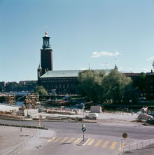 Stadshuset sett från Klarabergsviadukten. I förgrunden Blekholmsgatan, Klara Strand och bygget av Klarastrandsleden