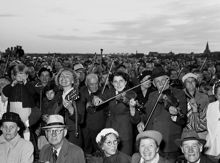 Skansen. Besökare har fått bilda en orkester och spelar musik med medhavda instrument