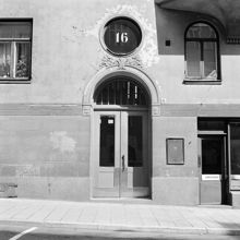 Portal och del av fasad till Tomtebogatan 16