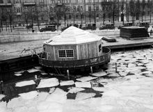 Strandvägen öster om Djurgårdsbron. Fontän från Stockholmsutställningen 1930 används som tillfällig bensinstation för motorbåtar