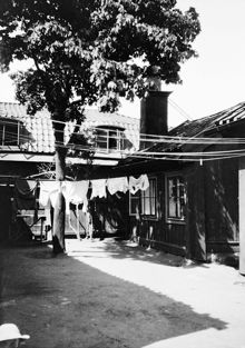 Gården vid Skinnarviksgatan 13. Tvätt hänger på tork. Nuvarande Ludvigsbergsgatan 12, kv. Ludvigsberg