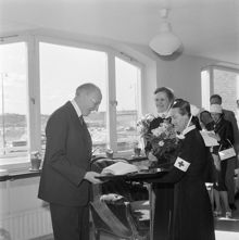 Karolinska sjukhuset. Thoraxkirurgiska kliniken. Professor och överläkare Clarence Crafoord fyller 60 år och uppvaktas på högtidsdagen