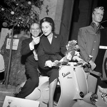 Hamngatan 18-20, NK. Italienska varor i varuhuset. En kvinna och en man på en Vespa