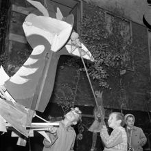 Karlavägen 25, Kristofferskolan (Waldorfpedagogik). Mats Ahlberg och Dag Plogvall leker med en drake i trä