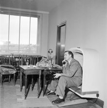 Karlavägen 111. Porträtt på Monsieur Jean Duflos, en av diplomaterna som flyttar in i Diplomaternas hus på Östermalm